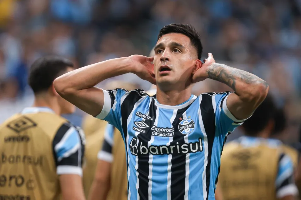 RS – PORTO ALEGRE – 17/04/2024 – BRASILEIRO A 2024, GREMIO X ATHLETICO-PR – Franco Cristaldo jogador do Gremio comemora seu gol durante partida contra o Athletico-PR no estadio Arena do Gremio pelo campeonato Brasileiro A 2024. Foto: Maxi Franzoi/AGIF