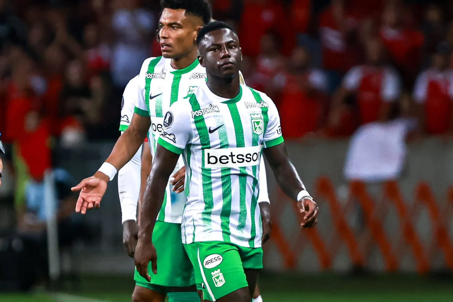 RS – PORTO ALEGRE – 10/04/2025 – COPA LIBERTADORES 2025, INTERNACIONAL X ATLETICO NACIONAL – Marino Hinestroza jogador do Atletico Nacional recebe cartao vermelho do arbitro durante partida contra o Internacional no estadio Beira-Rio pelo campeonato Copa Libertadores 2025. Foto: Maxi Franzoi/AGIF