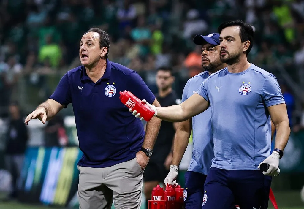 Rogério Ceni passando instruções a equipe do Bahia – Foto: Fabio Giannelli/AGIF