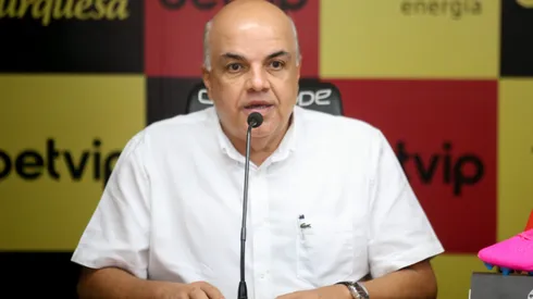 Yuri Romao Presidente do Sport apresenta Pepa como novo tecnico do clube pernambucano nesta quarta-feira (4). O tecnico portugues de 43 anos chegou ao Recife na noite do domingo para substituir o demitido Guto Ferreira. Ele comandara o Sport na Serie B e seu vinculo vai ate o fim desta temporada, com renovacao automatica em caso de acesso a Serie A. Com volta de Pepa, portugueses viram maioria entre tecnicos estrangeiros nas Series A e B. Foto: Marlon Costa/AGIF