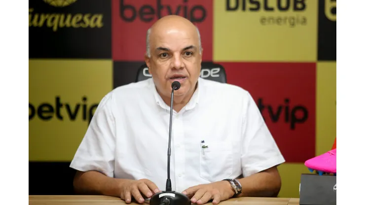 Yuri Romao Presidente do Sport apresenta Pepa como novo tecnico do clube pernambucano nesta quarta-feira (4). O tecnico portugues de 43 anos chegou ao Recife na noite do domingo para substituir o demitido Guto Ferreira. Ele comandara o Sport na Serie B e seu vinculo vai ate o fim desta temporada, com renovacao automatica em caso de acesso a Serie A. Com volta de Pepa, portugueses viram maioria entre tecnicos estrangeiros nas Series A e B. Foto: Marlon Costa/AGIF