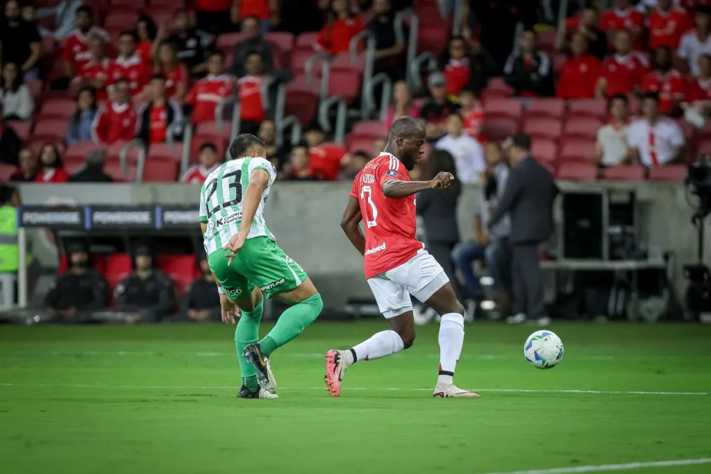 Enner Valencia jogador do Internacional disputa lance com Arias jogador do Atlético Nacional oto: Vinicius Molz Schubert/AGIF