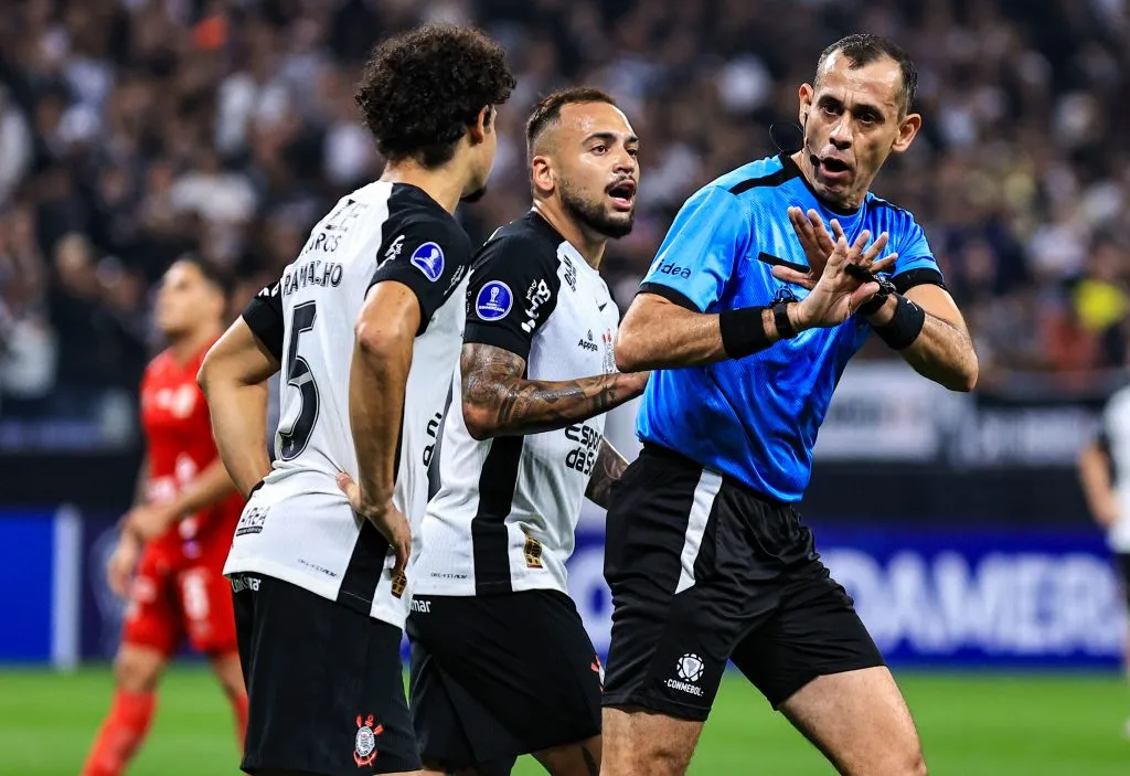 SP – SAO PAULO – 06/05/2025 – COPA SUL-AMERICANA 2025, CORINTHIANS X AMERICA DE CALI – Maycon jogador do Corinthians reclama com a arbitragem durante partida contra o America de Cali no estadio Arena Corinthians pelo campeonato Copa Sul-americana 2025. Foto: Fabio Giannelli/AGIF
