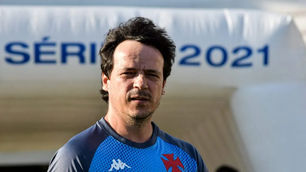 Fernando Diniz durante partida contra o Coritiba na Série B de 2021. Foto: Thiago Ribeiro/AGIF