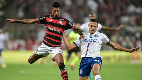 Bruno Henrique jogador do Flamengo disputa lance com Gabriel Xavier jogador do Bahia durante partida no estádio Maracanã pelo campeonato Copa Do Brasil 2024. Foto: Thiago Ribeiro/AGIF