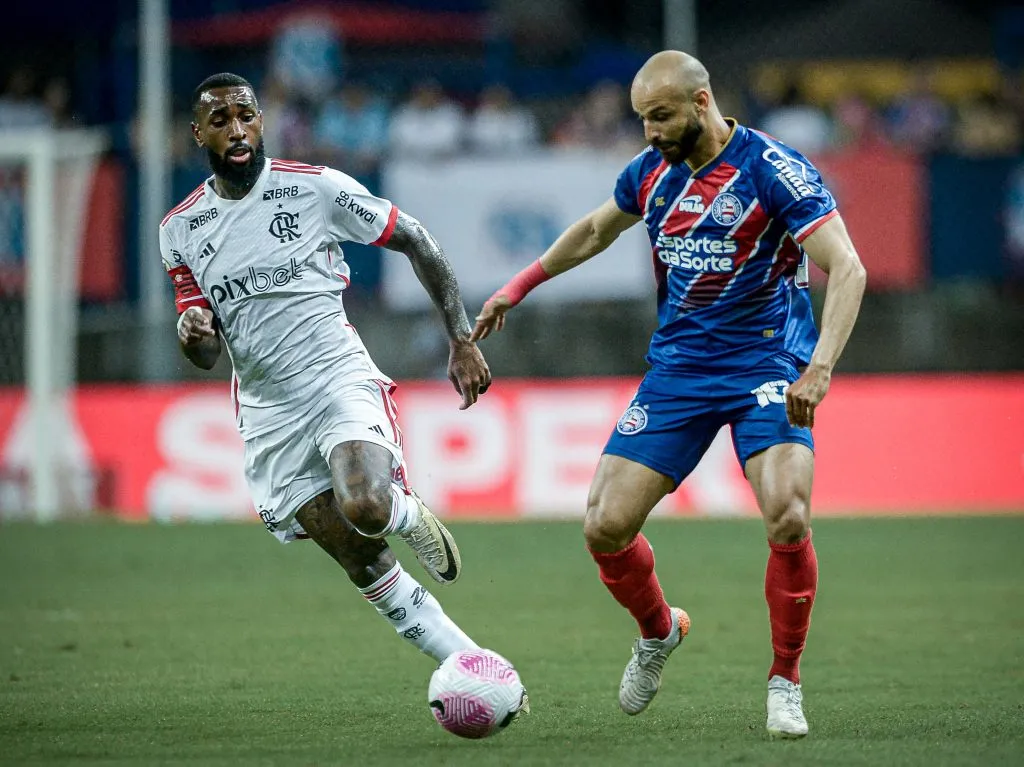 BA – SALVADOR – 05/10/2024 – BRASILEIRO A 2024, BAHIA X FLAMENGO – Thaciano jogador do Bahia disputa lance com Gerson jogador do Flamengo durante partida no estadio Arena Fonte Nova pelo campeonato Brasileiro A 2024. Foto: Jhony Pinho/AGIF