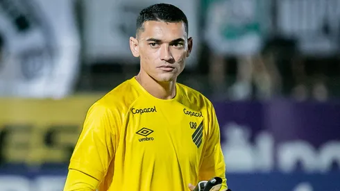 Santos antes de partida entre Maringá e Athletico-PR no Campeonato Paranaense de 2025.