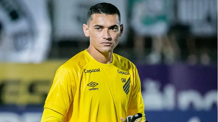 Santos antes de partida entre Maringá e Athletico-PR no Campeonato Paranaense de 2025.