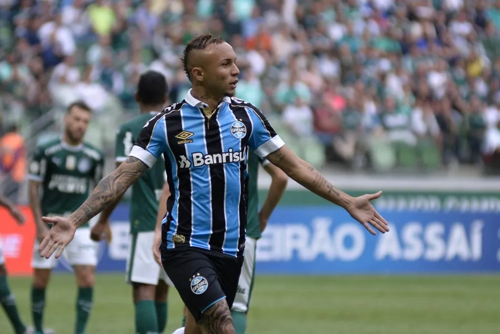 Everton Cebolinha comemorando gol contra o Palmeiras no Campeonato Brasileiro de 2019. Foto: Bruno Ulivieri/AGIF