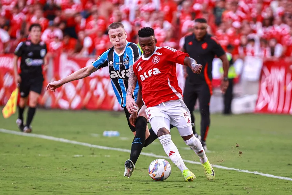 Johan Carbonero jogador do Internacional disputa lance com Igor Serrote jogador do Grêmio durante partida no  Beira-Rio pelo campeonato Gaúcho 2025. Foto: Maxi Franzoi/AGIF