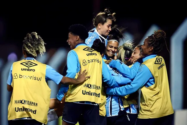 Jogadoras do Grêmio comemoram gol em partida do Brasileirão Feminino (Reprodução/Staff Images/CBF)