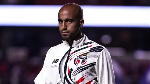 Lucas Moura durante confronto contra o Fortaleza no Campeonato Brasileiro de 2025.