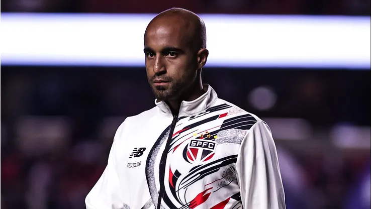 Lucas Moura durante confronto contra o Fortaleza no Campeonato Brasileiro de 2025.