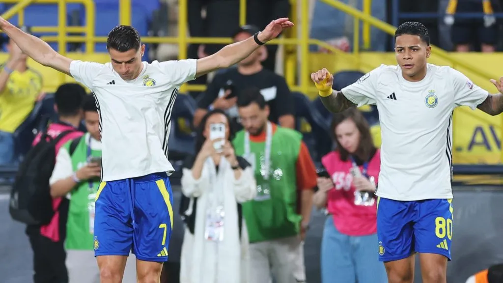 Wesley e Cristiano Ronaldo se aquecendo antes de jogo pelo Al-Nassr. (Photo by Abdullah Ahmed/Getty Images)