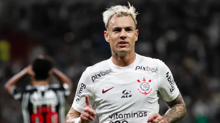 MG - BELO HORIZONTE - 08/07/2023 - BRASILEIRO A 2023, ATLETICO-MG X CORINTHIANS - Roger Guedes jogador do Corinthians comemora seu gol durante partida contra o Atletico-MG no estadio Mineirao pelo campeonato Brasileiro A 2023. Foto: Fernando Moreno/AGIF