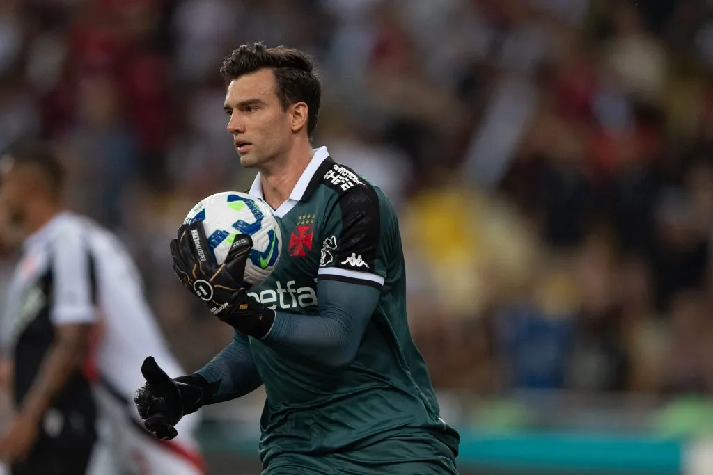 RJ – RIO DE JANEIRO – 19/04/2025 – BRASILEIRO A 2025, VASCO X FLAMENGO – Leo Jardim goleiro do Vasco durante partida contra o Flamengo no estadio Maracana pelo campeonato Brasileiro A 2025. Foto: Thiago Ribeiro/AGIF