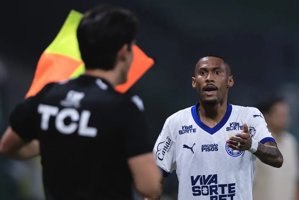 SP – SAO PAULO – 27/04/2025 – BRASILEIRO A 2025, PALMEIRAS X BAHIA – Ademir jogador do Bahia reclama com a arbitragem durante partida contra o Palmeiras no estAdio Arena Allianz Parque pelo campeonato Brasileiro A 2025. Foto: Ettore Chiereguini/AGIF