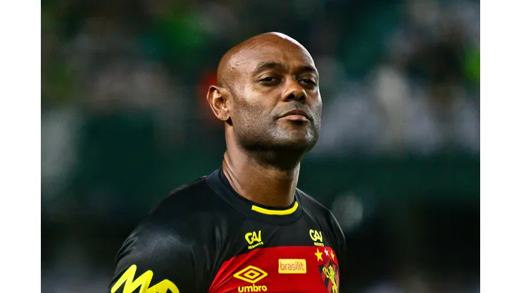 Vagner Love durante confronto entre Sport e Coritiba na Copa do Brasil de 2023.