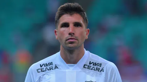 Lucas Mugni, jogador do Ceara durante execucao do hino nacional antes da partida contra o Bahia no estadio Arena Fonte Nova pelo campeonato Copa Do Nordeste 2025. Foto: Walmir Cirne/AGIF
