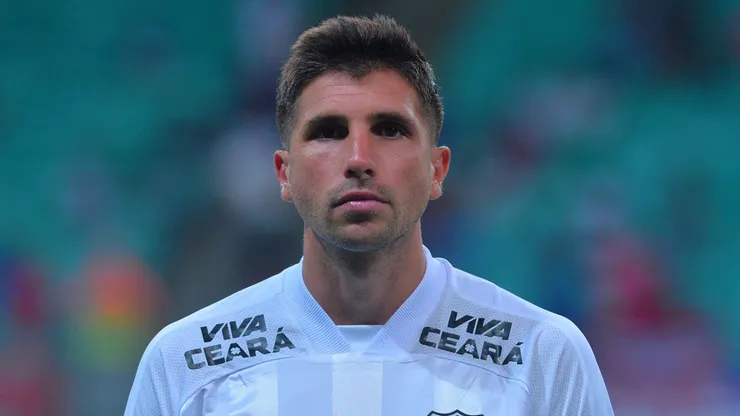 Lucas Mugni, jogador do Ceara durante execucao do hino nacional antes da partida contra o Bahia no estadio Arena Fonte Nova pelo campeonato Copa Do Nordeste 2025. Foto: Walmir Cirne/AGIF