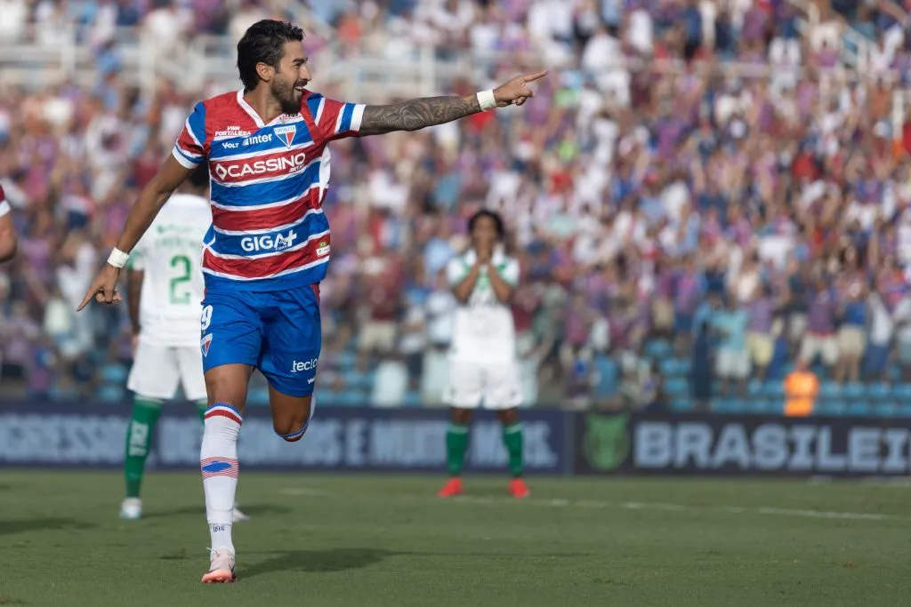 Lucero comemorando gol pelo Fortaleza contra o Juventude pelo Brasileirão 2025. Foto: Lucas Emanuel/AGIF