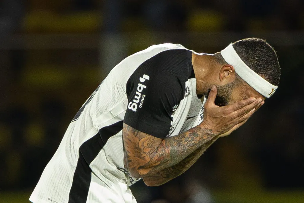 Depay, no confronto Mirassol x Corinthians pelo Brasileirão 2025. Foto: Joisel Amaral/AGIF