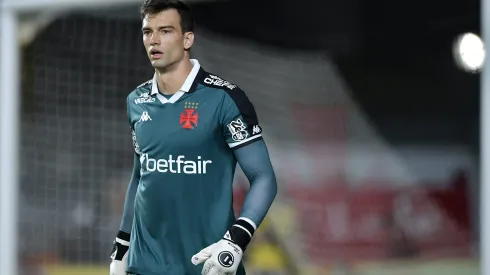 Vasco perde de virada para o Vitória e torcida não perdoa Léo Jardim