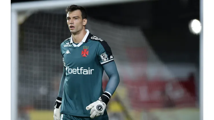 Vasco perde de virada para o Vitória e torcida não perdoa Léo Jardim
