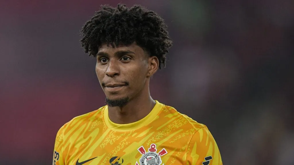 Hugo Souza em partida pelo Corinthians. Foto: Thiago Ribeiro/AGIF