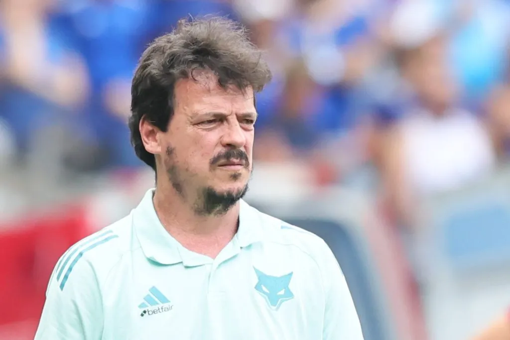 MG – BELO HORIZONTE – 25/01/2025 – MINEIRO 2025, CRUZEIRO X BETIM – Fernando Diniz tecnico do Cruzeiro durante partida contra o Betim no estadio Mineirao pelo campeonato Mineiro 2025. Foto: Gilson Lobo/AGIF