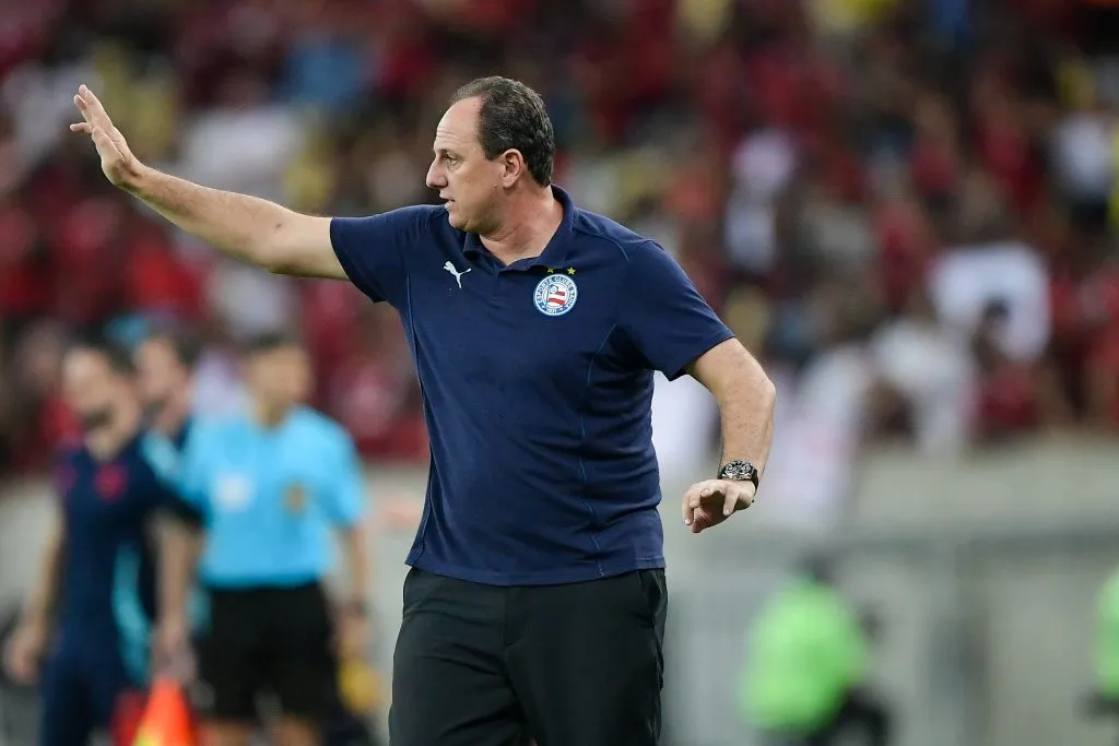 Rogério Ceni durante partida contra o Flamengo no Campeonato Brasileiro de 2025. Foto: Thiago Ribeiro/AGIF