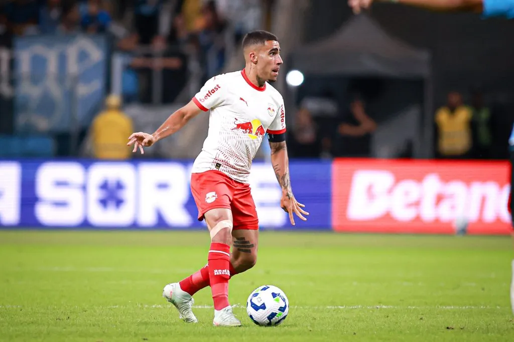 RS – PORTO ALEGRE – 10/05/2025 – BRASILEIRO A 2025, GREMIO X BRAGANTINO – Gabriel jogador do Bragantino durante partida contra o Gremio no estadio Arena do Gremio pelo campeonato Brasileiro A 2025. Foto: Maxi Franzoi/AGIF