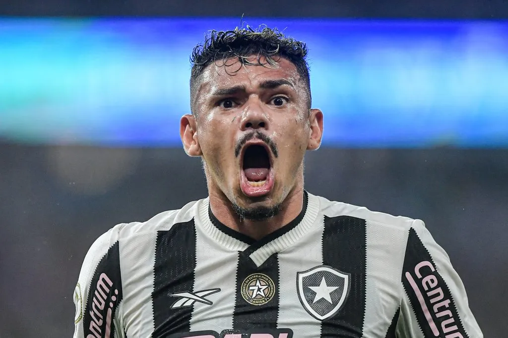 Tiquinho Soares comemorando gol durante partida contra o Criciúma no Campeonato Brasileiro de 2024. Foto: Thiago Ribeiro/AGIF