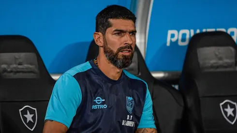 Loco Abreu comandando Cesar Vallejo durante confronto contra o Botafogo na Sul-Americana de 2023.