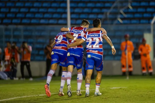 Jogadores do Fortaleza comemorando gol contra o Juventude. Foto: Baggio Rodrigues/AGIF