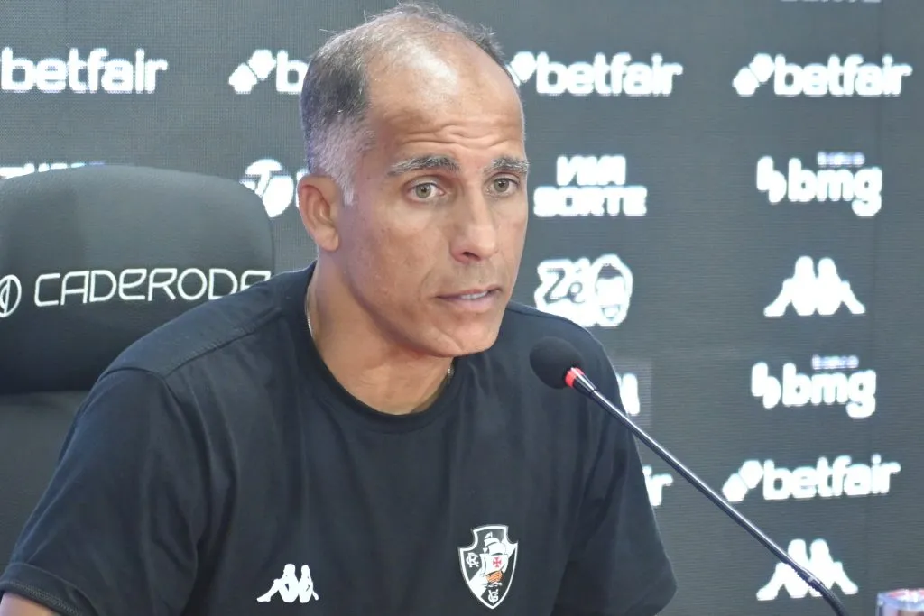 Felipe Loureiro, tecnico do Vasco durante partida contra o Vitoria no estadio Barradao pelo campeonato Brasileiro A 2025. Foto: Walmir Cirne/AGIF