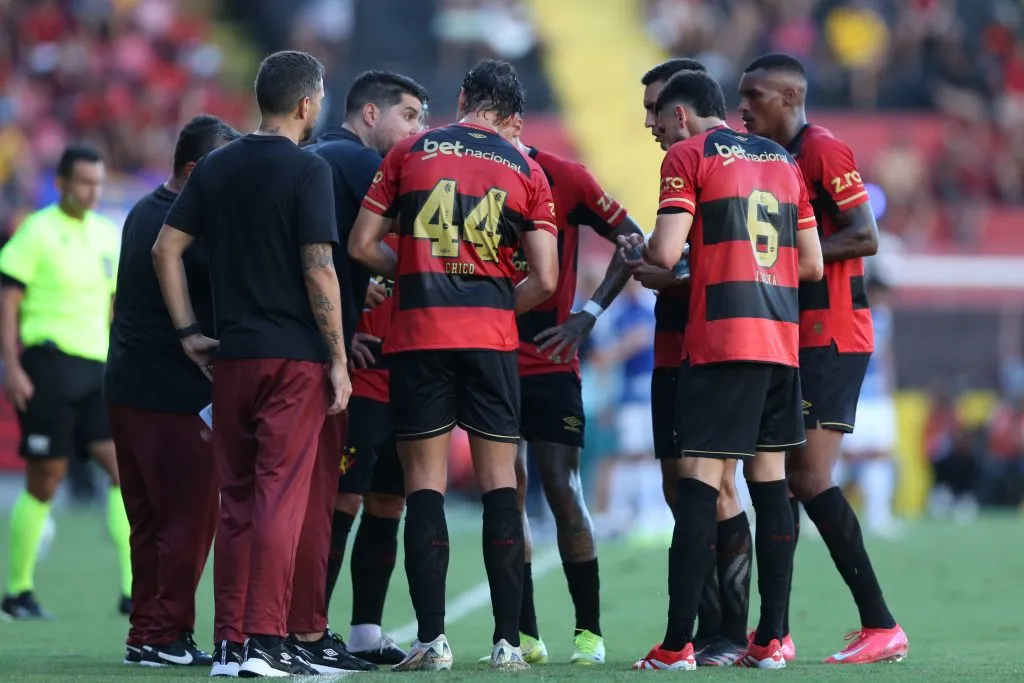 Antonio Oliveira tecnico do Sport durante a partida entre Sport e Cruzeiro no Estadio da Ilha do Retiro em Recife (PE), pelo campeonato brasileiro Serie A. Foto: Marlon Costa/AGIF