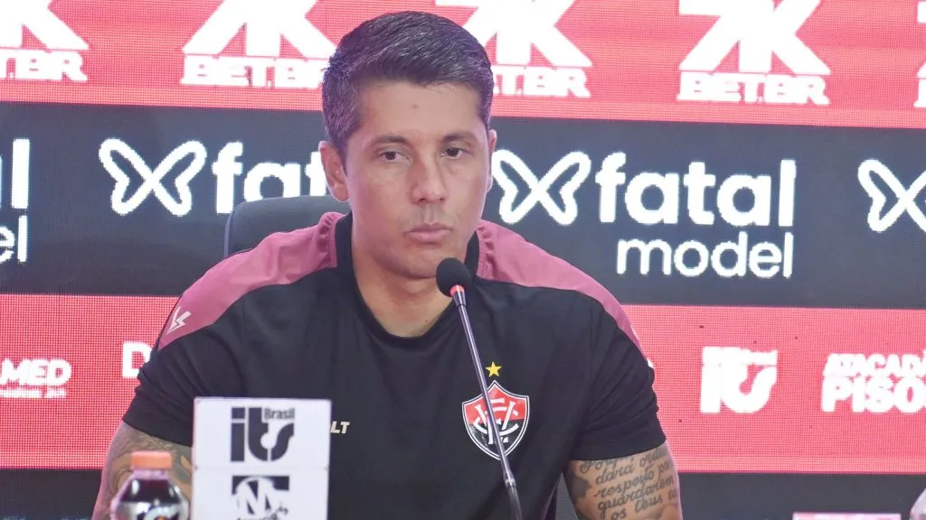 Thiago Carpini, tecnico do Vitoria durante partida contra o Vasco no estadio Barradao pelo campeonato Brasileiro A 2025. Foto: Walmir Cirne/AGIF