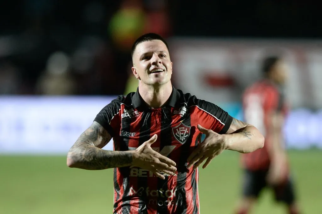 Renato Kayzer jogador do Vitoria comemora seu gol durante partida contra o Vasco no estadio Barradao pelo campeonato Brasileiro A 2025. Foto: Jhony Pinho/AGIF
