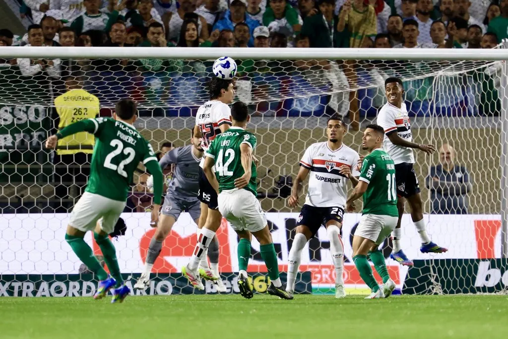 Jogador do Palmeiras disputa lance com  jogador do Sao Paulo durante partida no estadio Arena Barueri pelo campeonato Brasileiro A 2025. Foto: Marcello Zambrana/AGIF