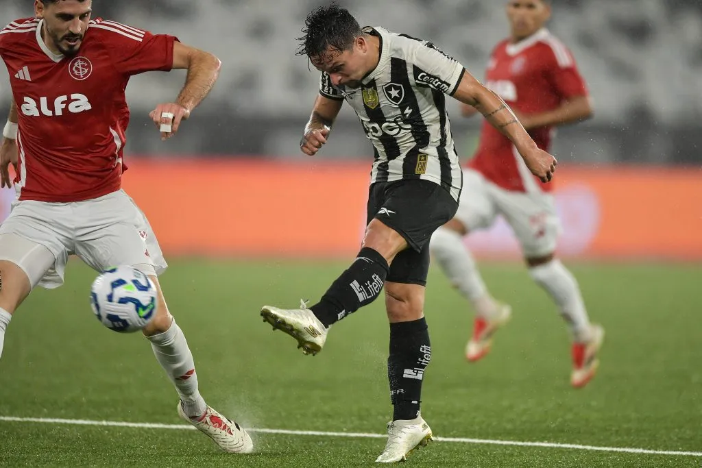 Artur, jogador do Botafogo, durante partida contra o Internacional, no Nílton Santos, pelo Campeonato Brasileiro 2025. Foto: Thiago Ribeiro/AGIF