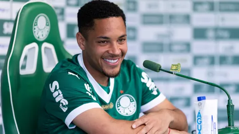 Vitor Roque durante sua apresentacao oficial como jogador do Palmeiras em coletiva de imprensa realizada no CT Academia de Futebol.