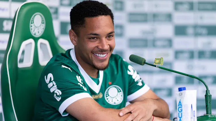 Vitor Roque durante sua apresentacao oficial como jogador do Palmeiras em coletiva de imprensa realizada no CT Academia de Futebol.