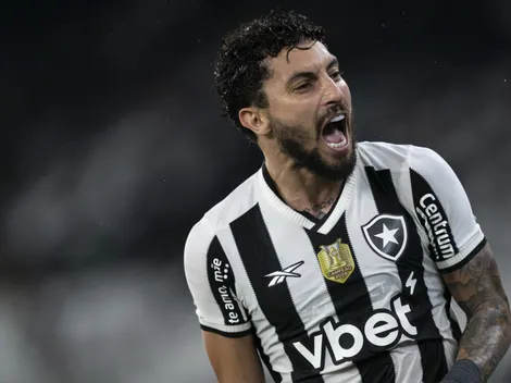 Alex Telles sai em defesa de técnico do Botafogo e projeta “guerra” na Libertadores
