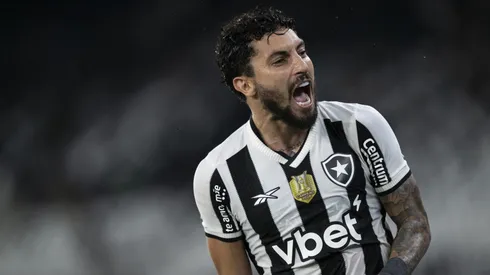 Alex Telles jogador do Botafogo comemora seu gol durante partida contra o Internacional no estádio Engenhão pelo campeonato Brasileiro A 2025. Foto: Jorge Rodrigues/AGIF