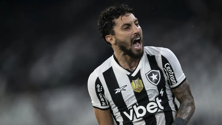 Alex Telles jogador do Botafogo comemora seu gol durante partida contra o Internacional no estádio Engenhão pelo campeonato Brasileiro A 2025. Foto: Jorge Rodrigues/AGIF