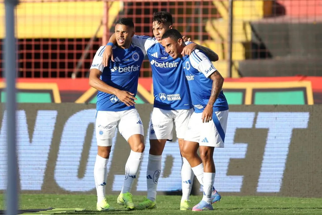 Christian, Kaio Jorge e Wanderson comemorando gol contra o Sport no Brasileirão 2025. Foto: Marlon Costa/AGIF