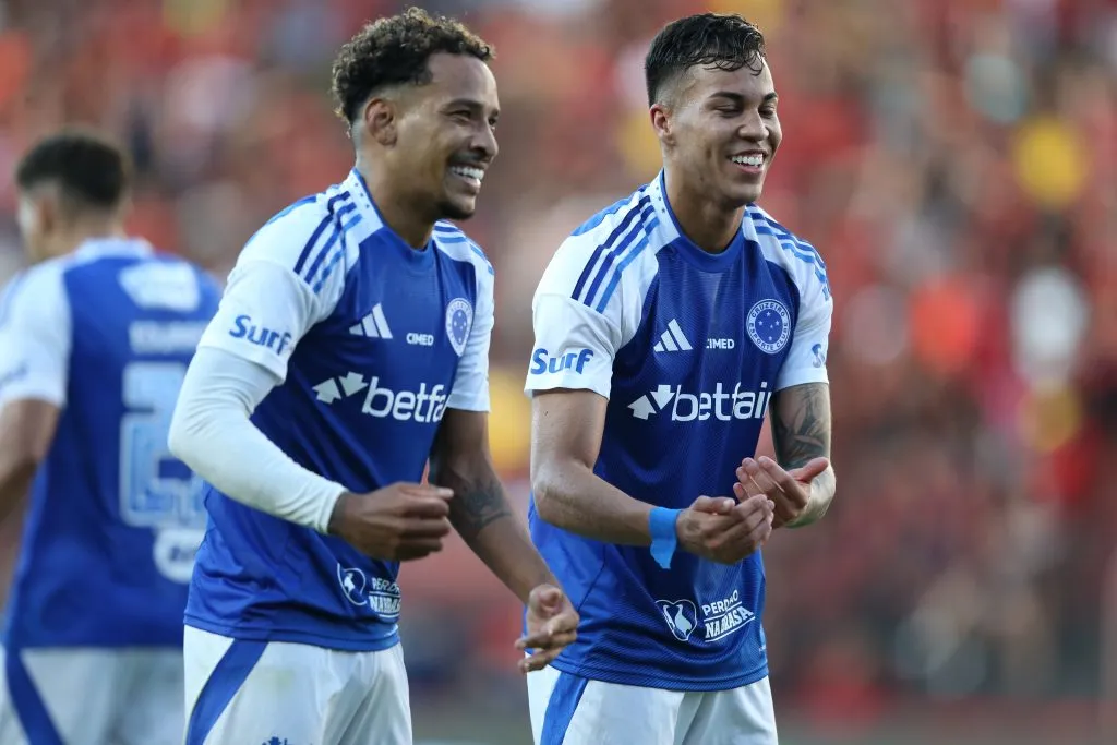 Matheus Pereira e Kaio Jorge comemorando gol durante a partida contra o Sport no Campeonato Brasileiro de 2025. Foto: Marlon Costa/AGIF