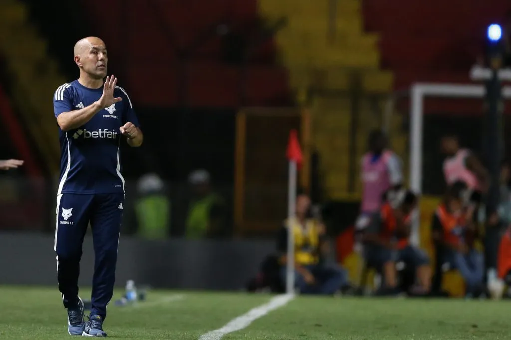 Leonardo Jardim técnico do Cruzeiro durante a partida entre Sport e Cruzeiro no Estádio da Ilha do Retiro em Recife (PE), pelo campeonato brasileiro Serie A. Foto: Marlon Costa/AGIF