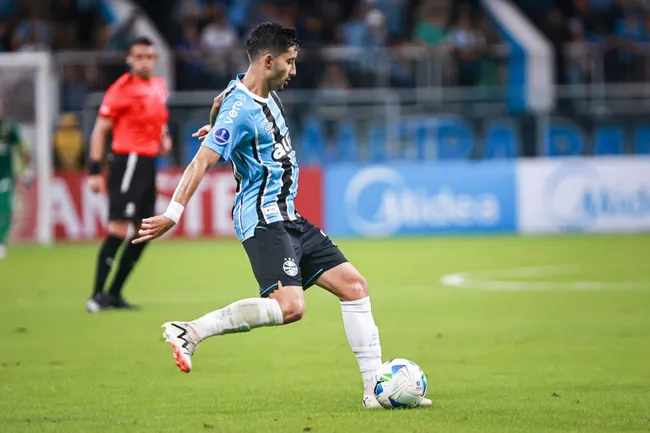 Mathias Villasanti jogador do Grêmio durante partida contra o Atletico Grau pelo campeonato Copa Sul-americana 2025. Foto: Maxi Franzoi/AGIF